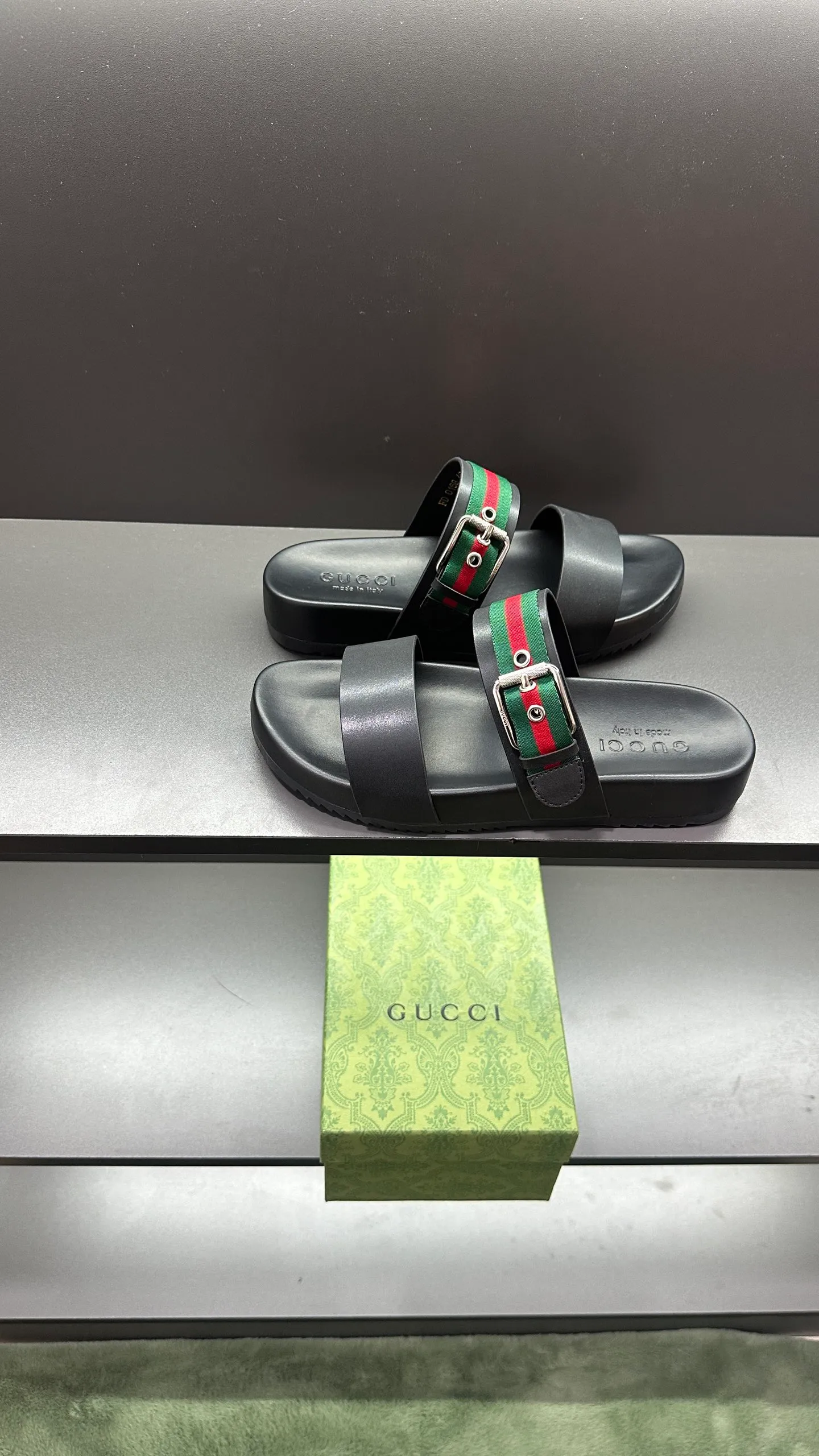 P320 [G Home New Style] Men's sizes 39 to 45, (46. Customized) This slipper is made of GG polyester fiber and is decorated with a Gucci label on the front, adding a striking logo feel to the style. "Gucci Made in Italy" stamped label Rubber sole Flat Made in Italy No. 058